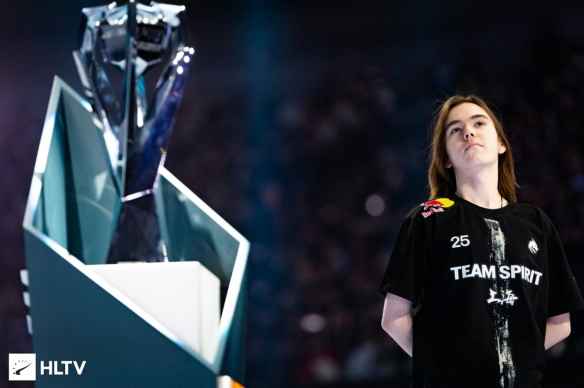 TES官方分享选手机场合照：已就位，出发欧洲！去见去征服！